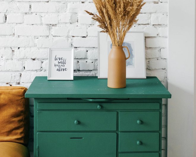 Green drawer with cobs in a pot on it